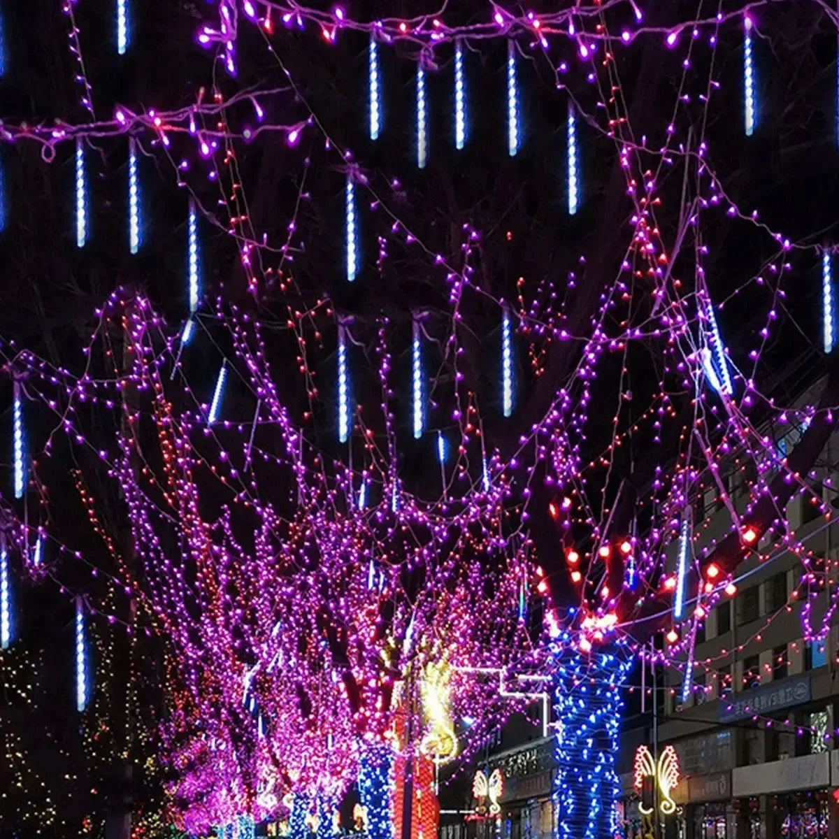 Luces LED azules tipo lluvia de meteoritos en decoración navideña exterior