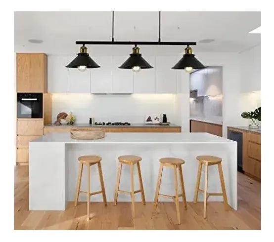 Lámpara colgante industrial instalada sobre mesa de comedor
