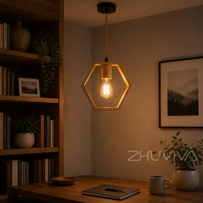 Lámpara colgante hexagonal de madera iluminando un escritorio de estilo cálido