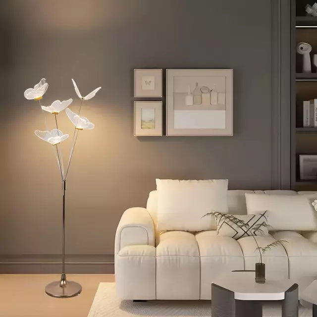 Lámpara de pie de 5 mariposas como luz decorativa en sala de estar