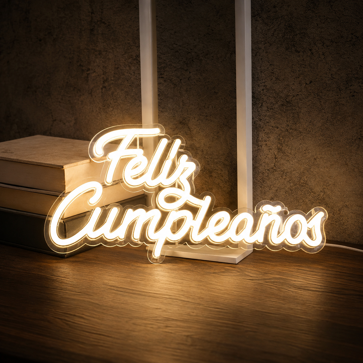 Letrero luminoso Feliz Cumpleaños con luz cálida sobre mesa para decoración de fiesta