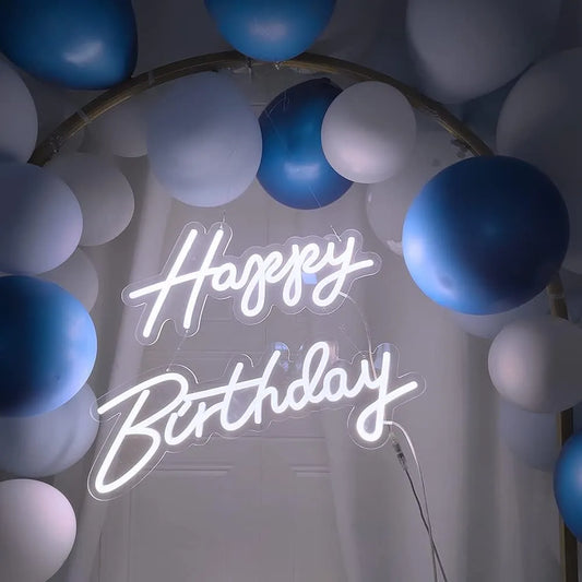 Letrero Happy Birthday de luz blanca en fondo con globos