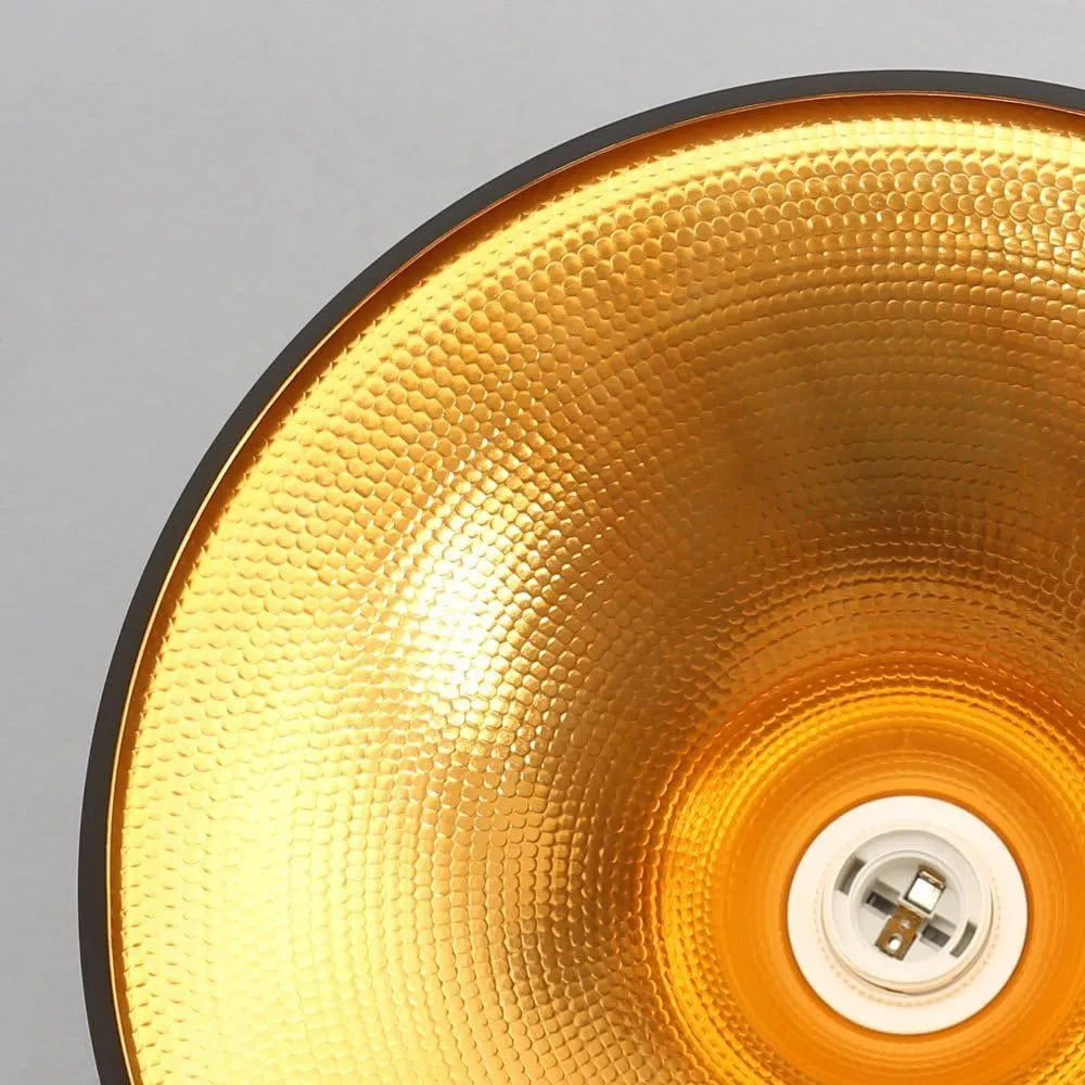 Pantalla metálica negra con interior dorado para lámpara colgante