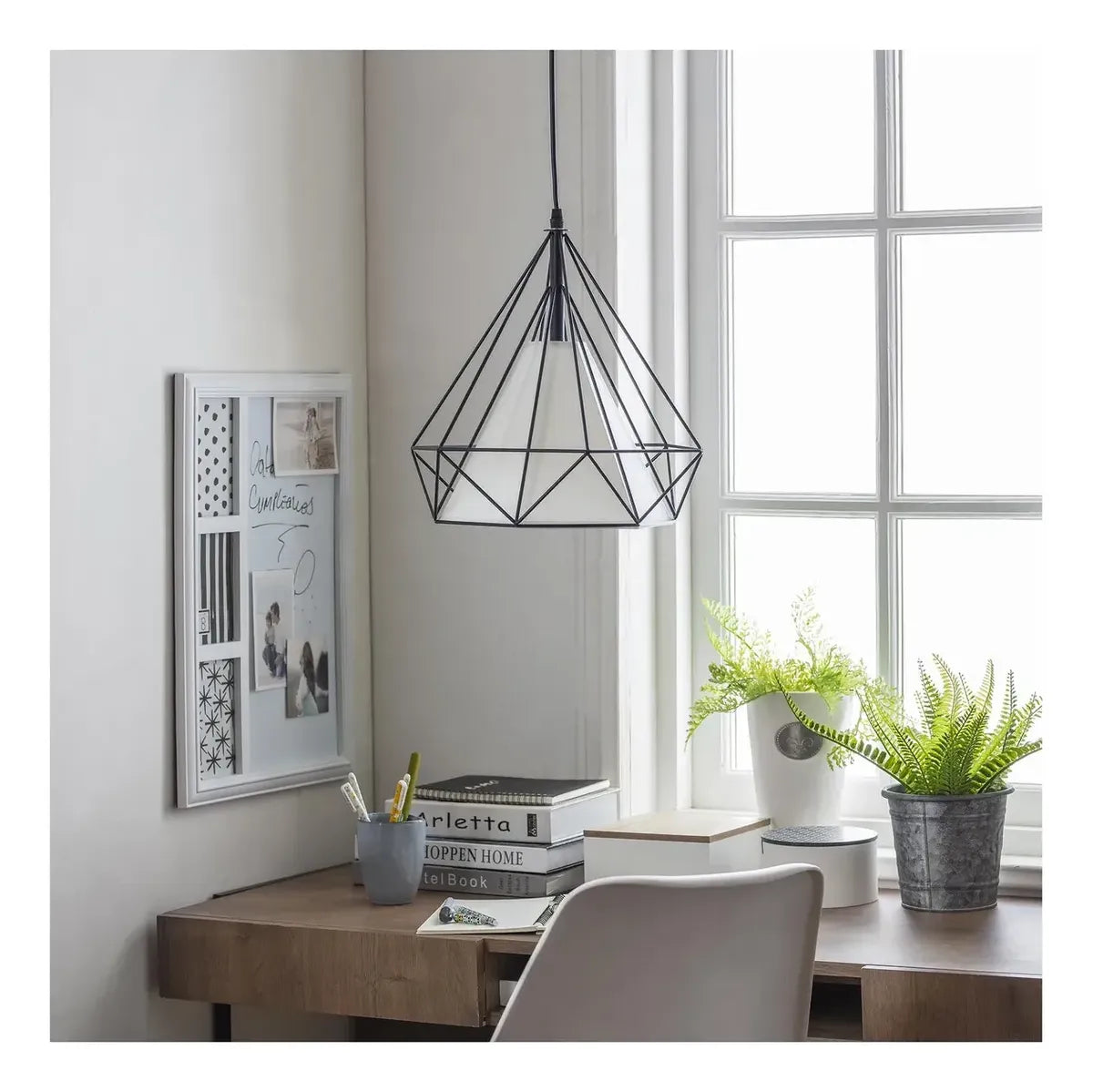 Lámpara colgante diamante negra decorando un escritorio junto a ventana