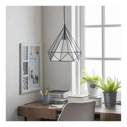 Lámpara colgante diamante negra decorando un escritorio junto a ventana