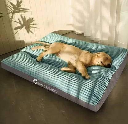 Perro descansando en colchón acolchado lavable para mascotas