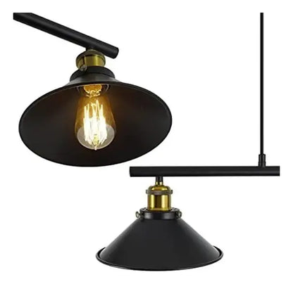 Detalle de lámpara industrial negra con pantalla metálica y foco cálido