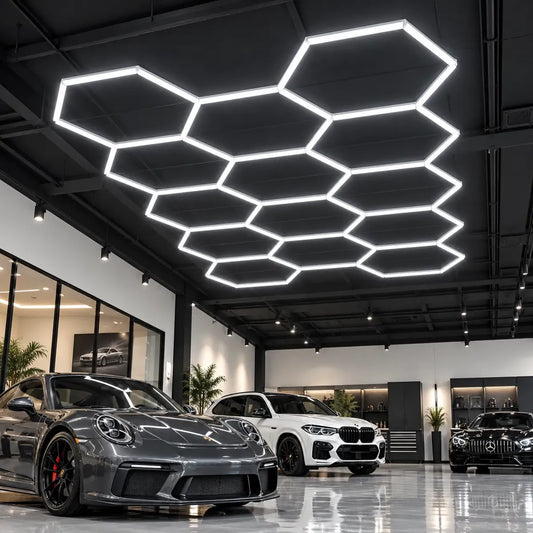 Iluminación hexagonal LED instalada en techo de showroom de automóviles