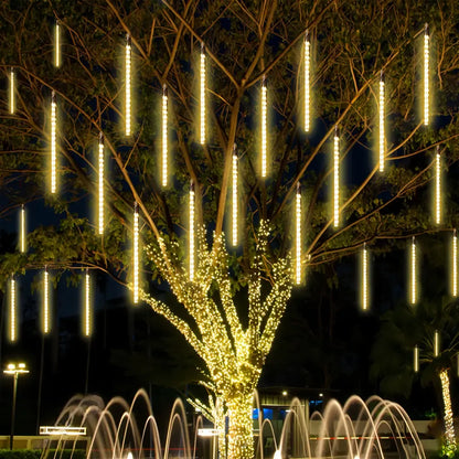 Tubos LED de luz cálida colgados en árbol para decoración navideña