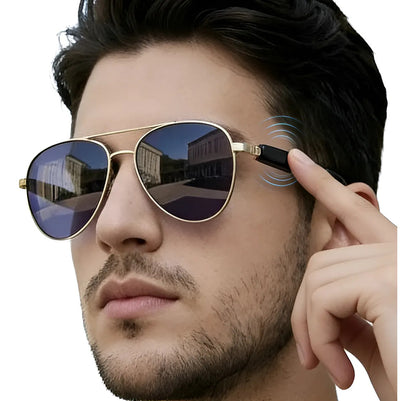 Persona usando lentes de sol Bluetooth con audio abierto en la patilla