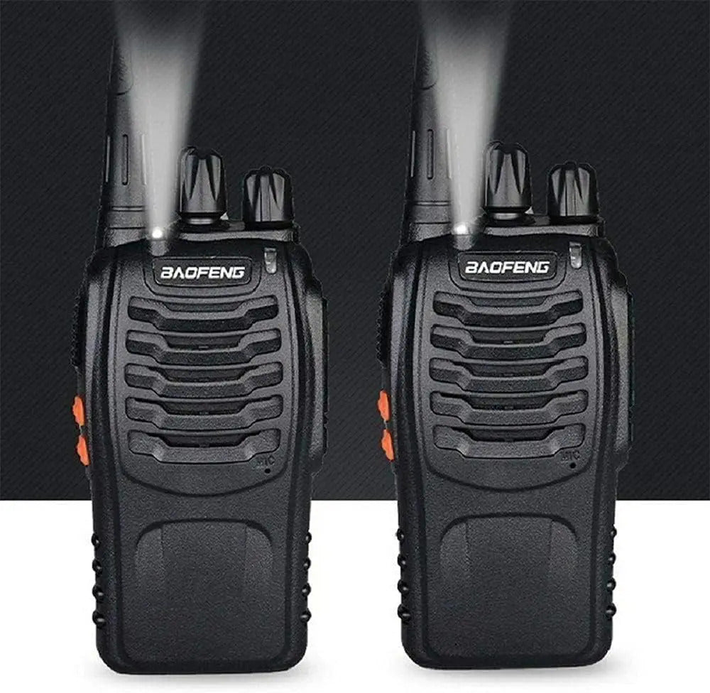Dos radios BF-888S con linterna LED integrada encendida