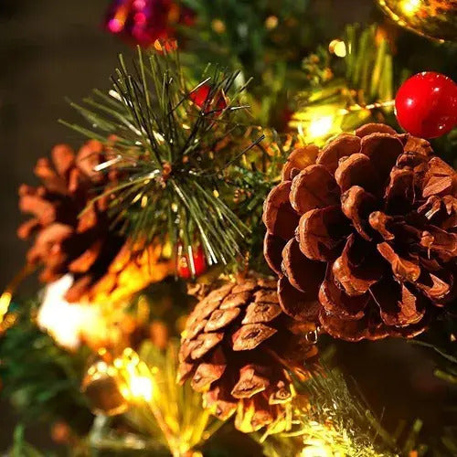 Detalle de piñas y luces LED cálidas en guirnalda navideña