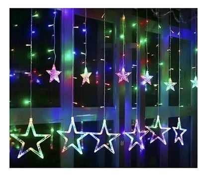 Cortina solar de estrellas multicolor instalada en ventana de noche