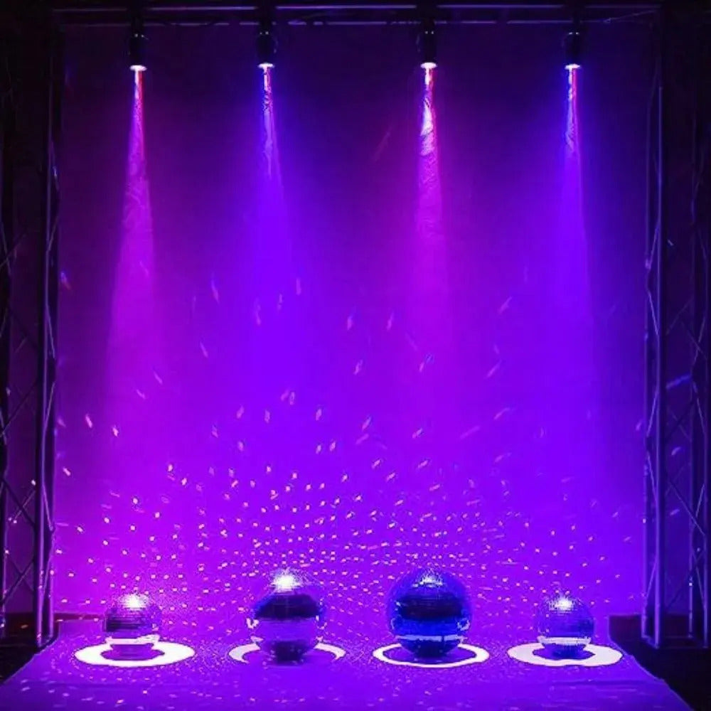 Focos Pinspot LED iluminando bolas de espejos en evento