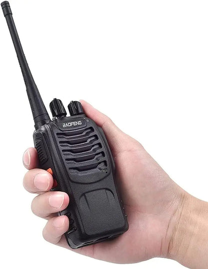 Walkie talkie Baofeng portátil sostenido en una mano