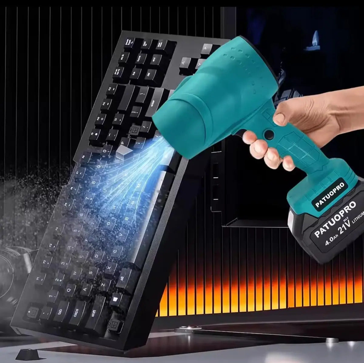 Soplador inalámbrico retirando polvo de un teclado