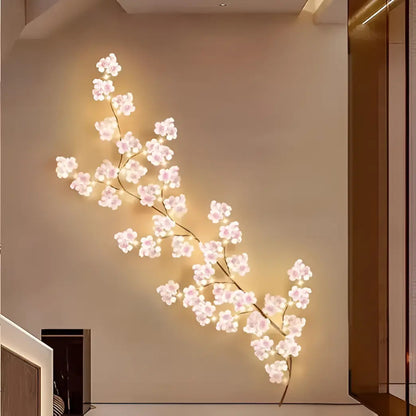 Guirnalda LED de flores de cerezo con luz cálida instalada en un muro