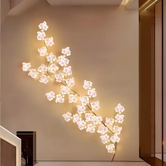 Guirnalda LED de flores de cerezo con luz cálida instalada en un muro