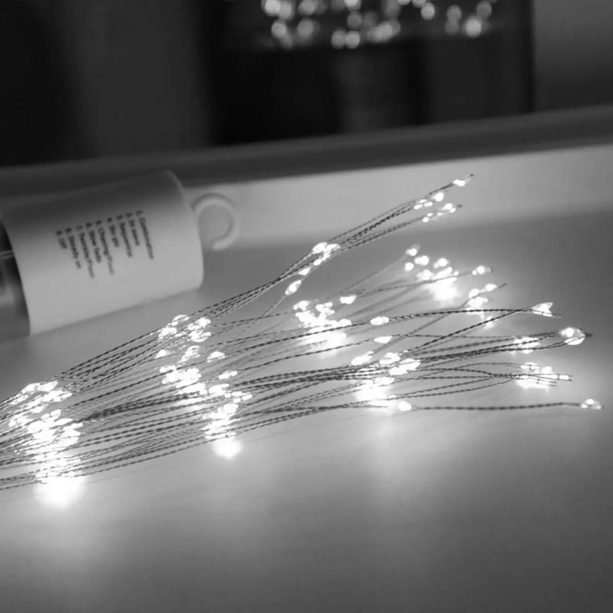 Detalle de los ramales flexibles de la luz LED blanca decorativa