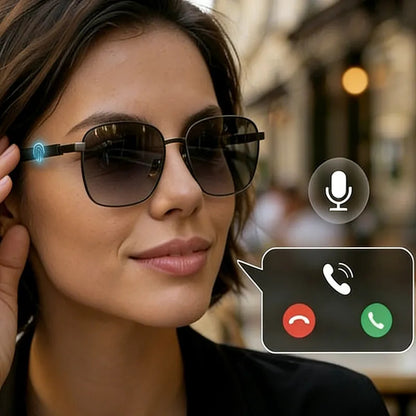 Persona usando lentes Bluetooth para responder una llamada manos libres