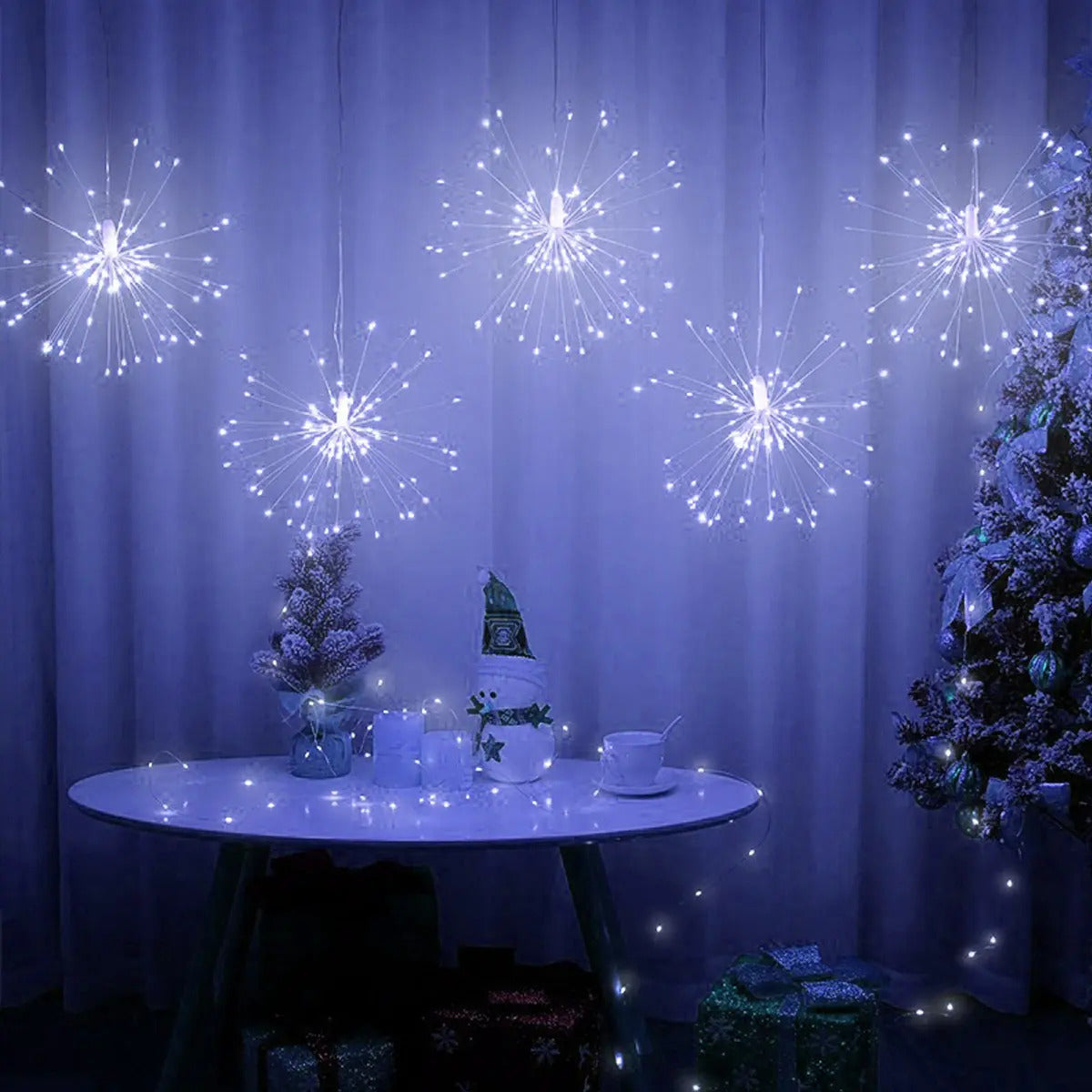 Luces LED efecto fuego artificial colgadas en decoración navideña interior