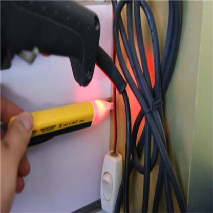 Probador de voltaje sin contacto revisando un cable eléctrico
