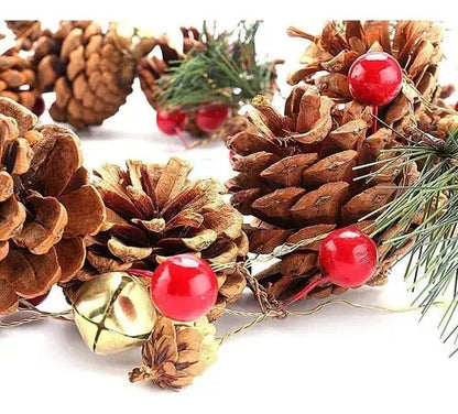 Adornos de piñas, frutos rojos y cascabeles de la guirnalda
