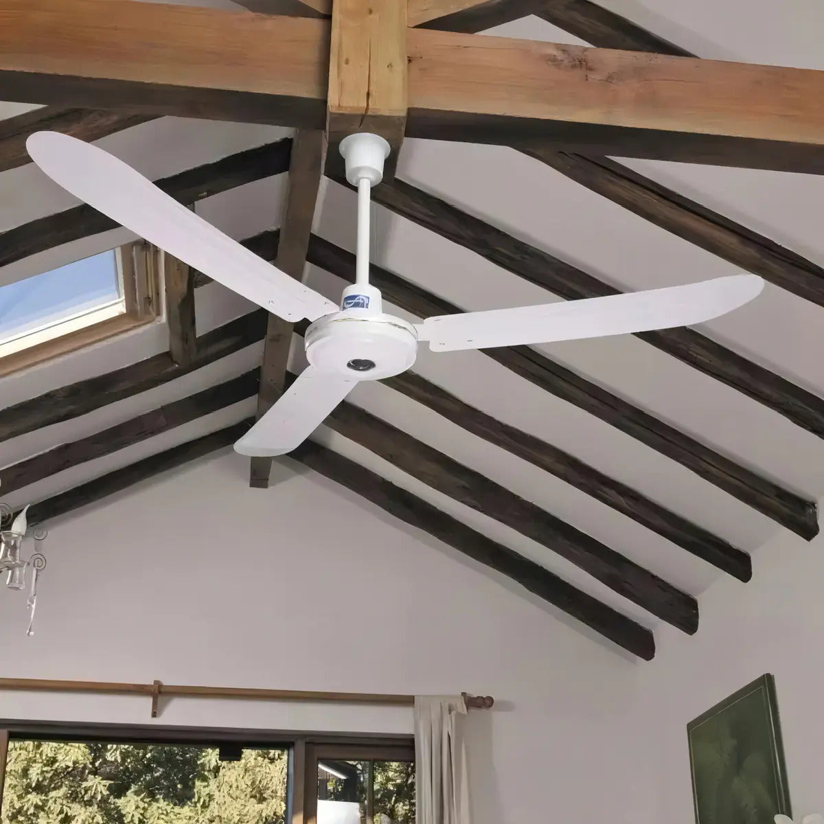 Ventilador de techo blanco instalado en living con vigas de madera