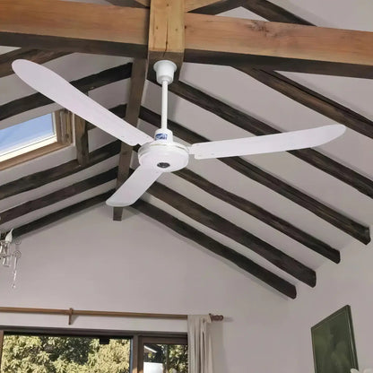 Ventilador de techo blanco instalado en living con vigas de madera