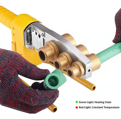 Termofusora PPR uniendo tubos plásticos con indicadores luminosos
