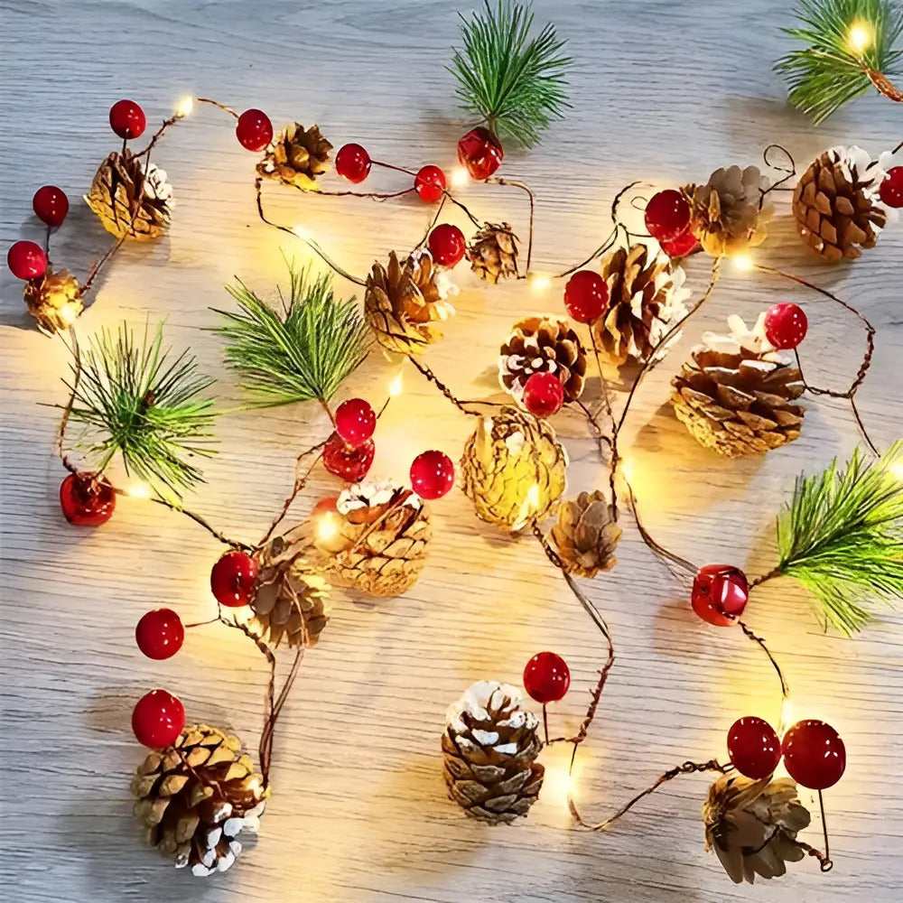 Guirnalda navideña LED con piñas, pinos y cascabeles rojos