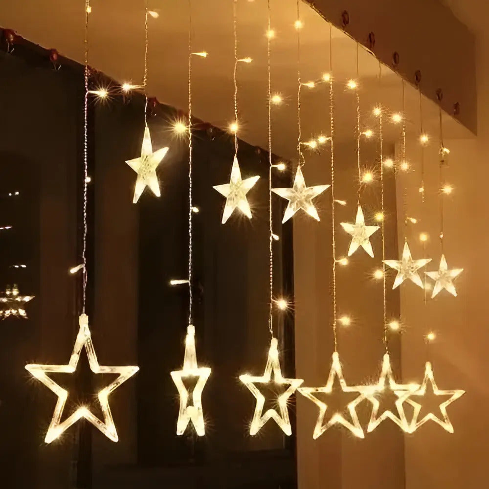Guirnalda solar de estrellas con luz amarillo cálido en ventana para Navidad