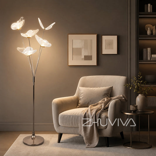 Lámpara de pie decorativa con 5 mariposas iluminando un rincón de lectura