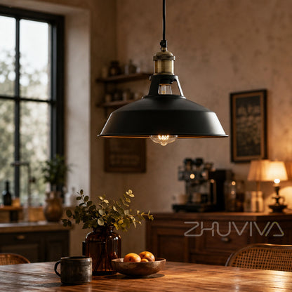 Lámpara colgante industrial negra E27 encendida sobre mesa de comedor