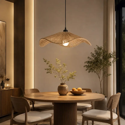 Lampara colgante boho sobre comedor