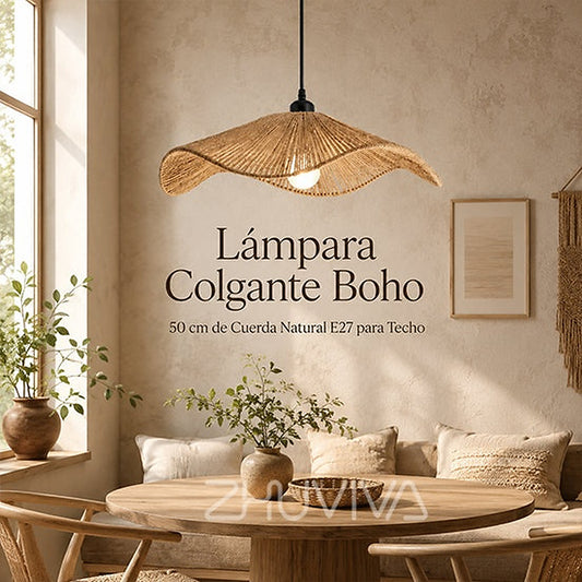 Lámpara colgante boho de cuerda natural instalada en un living